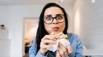 6 Cara Mengatasi Makan Berlebihan Saat Emosi Sedang Meluap