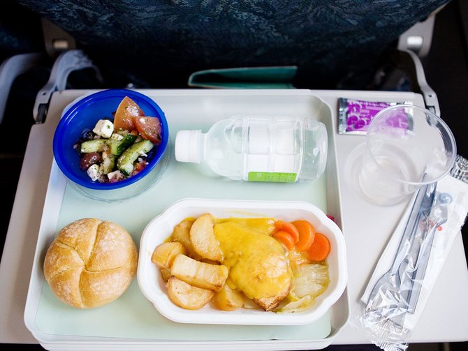 Kenapa Makanan di Pesawat Terasa Lebih Hambar?