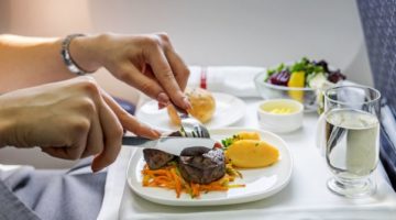 Kenapa Makanan di Pesawat Terasa Lebih Hambar?