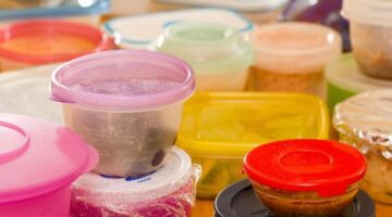 7 Cara Menghilangkan Bau Sisa Makanan pada Wadah Plastik