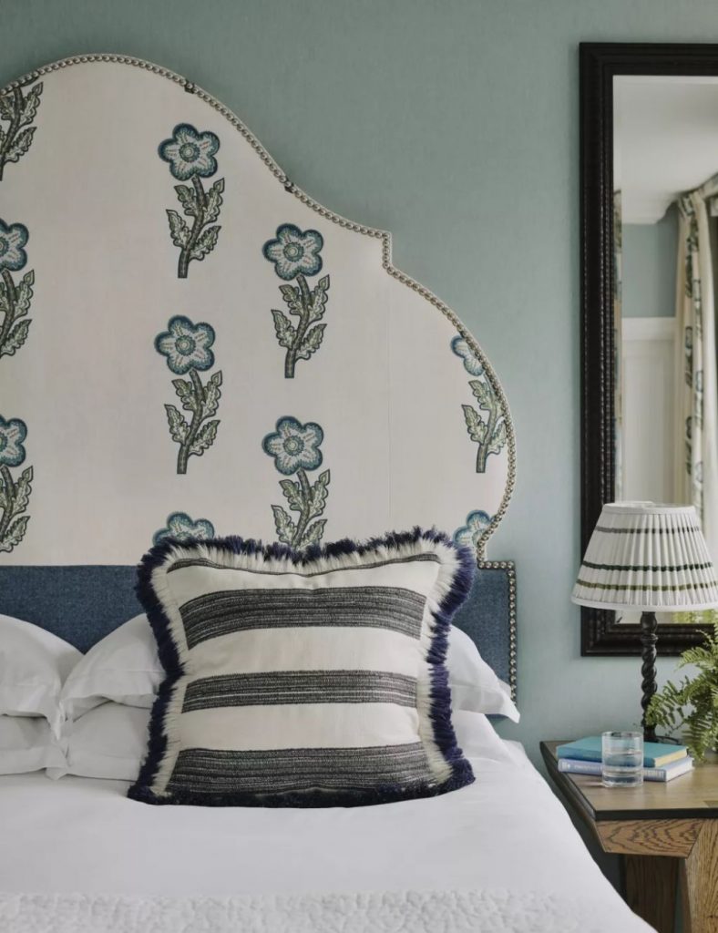 Jangan ragu padukan bantal bermotif pada ruangan dengan wallpaper kontras